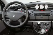 807_peugeot_muszerfal_kezeloszervek_437028_61020.webp 807_peugeot_muszerfal_kezeloszervek_437028_61020.webp