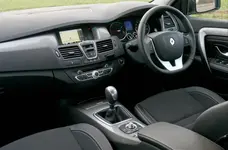 2011-renault-laguna-hatch-gt-line-02.webp