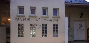 fransada_camiye_irkci_saldiri13836069330_h1091609.webp
