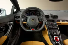 2015-Lamborghini-Huracan-cockpit.webp