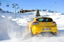 megane-rs-rear-snow.webp